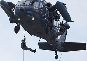 救難ヘリUH-60Jから降下する要員