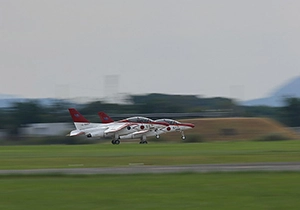 滑走路上を離陸するT-4練習機2機