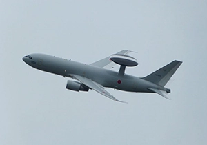 曇天で飛行するE-767