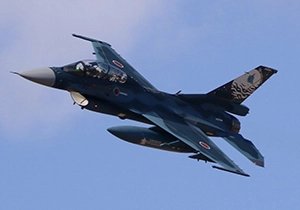 模擬空対地射爆撃を見せるF-2