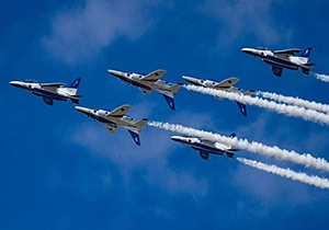 スモークを引きながら飛ぶブルーインパルス