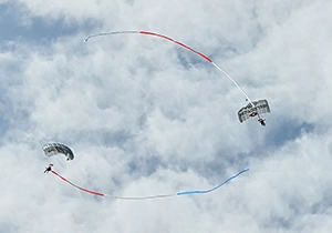 曇り空のなか舞うパラシュートデモンストレーション