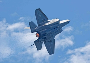 アフターバーナーを行うF-35B