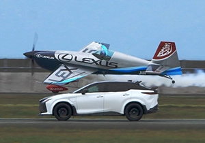 レクサスとスピード勝負を行うエクストラ300S