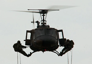 UH-1Jから降下する自衛隊員