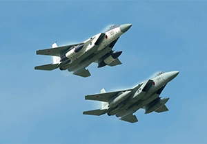 近距離で並走して飛ぶ2機のF-15