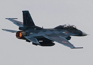 アフターバーナーを焚いて旋回するF-2戦闘機