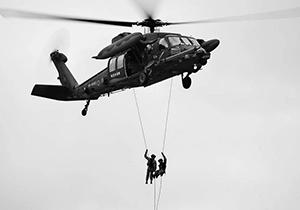 救難ヘリUH-60Jから降下する隊員