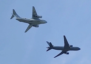 C-2輸送機とKC-46A空中給油機が編隊で飛行する様子