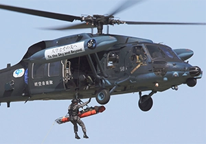 ホバリングを行うUH-60Jから隊員が降下する様子