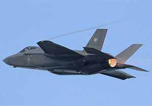 翼からベイパーを引きながら飛ぶF-35A