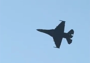 青空をバックに飛行するF-2