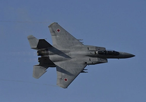 機体の背面を見せながら飛ぶF-15