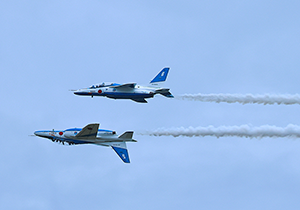 カリプソをするブルーインパルス