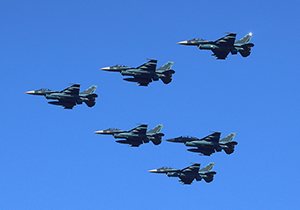 機動飛行を行う6機のF-2