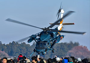 機体を前に大きく傾けるUH-60J