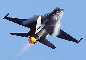 ベイパーを纏って一気に上昇するF-16