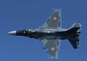 機体の背面を見せて飛ぶF-2