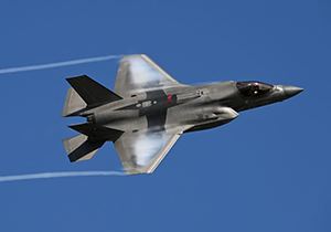 ベイパーを引きながら飛ぶF-35B