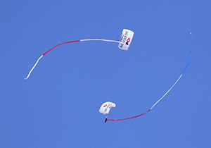 パラシュートで降下する二人