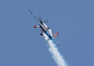 スモークを出しながら一気に上昇する室屋義秀氏