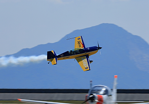 低空飛行するエクストラEA300