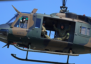 UH-1Jの機内から手を振る隊員