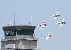 管制塔を回り込むように旋回する4機のホワイトアローズ