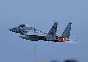 離陸直後のF-15が上昇しながらアフターバーナーを光らせる