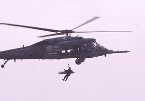 救難ヘリUH-60Jから降下する隊員