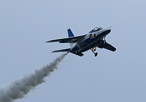 曇り空の中、飛び立つ1機のブルーインパルス