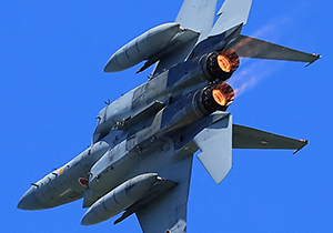 機体を横に向けてエッジターンをするF-15