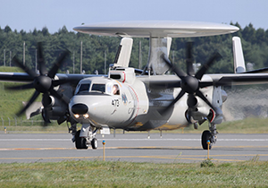 オープニングフライに向けて滑走路を走るE-2