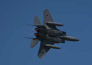 機体を大きく傾けて飛行するF-15