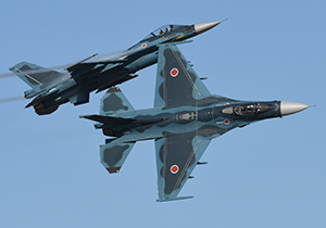 近い距離で機動飛行をするF-2