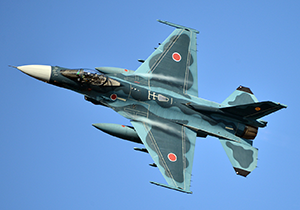 機体の背面を見せながら飛行するF-2