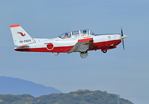 飛行展示を行うT-7