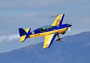 スモークを出しなが飛行するEA300