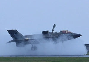 低空飛行するエクストラEA300