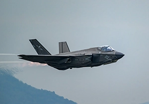 低空飛行するエクストラEA300