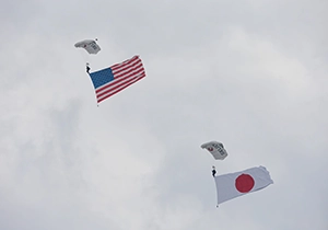 パラシュートで降下する二人