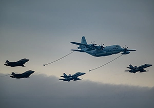 米海軍第5空母航空団による航過飛行