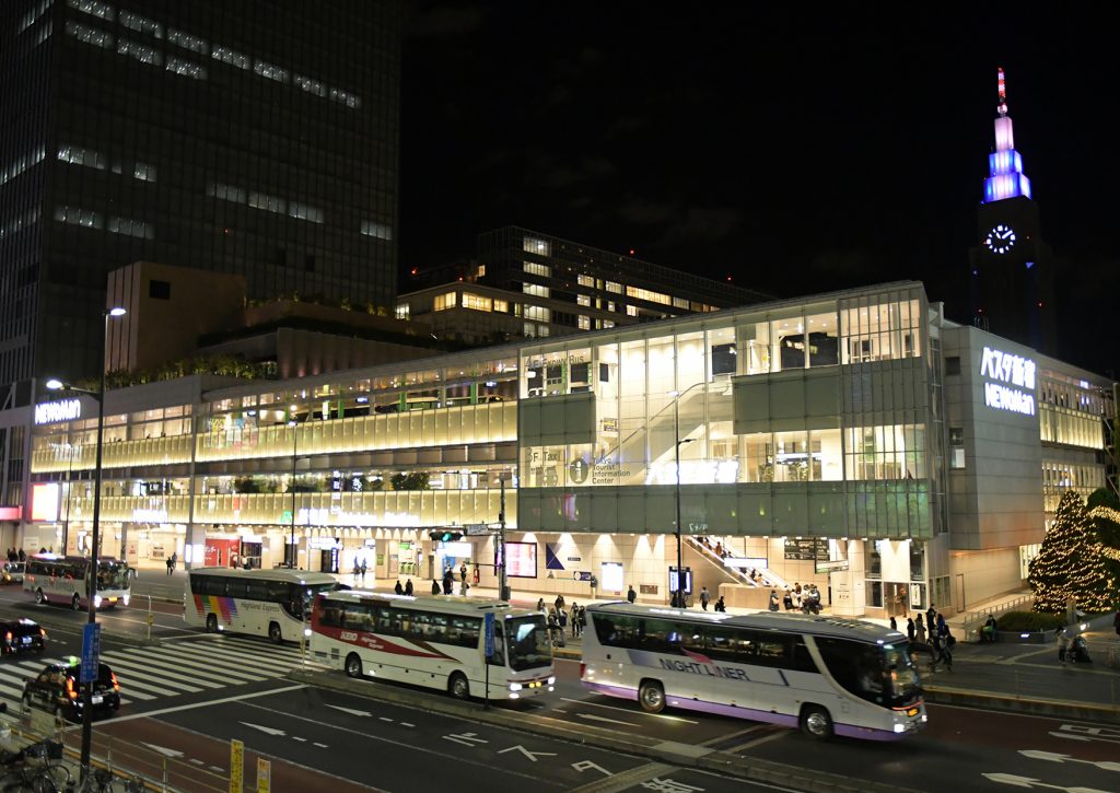 夜のバスタ新宿