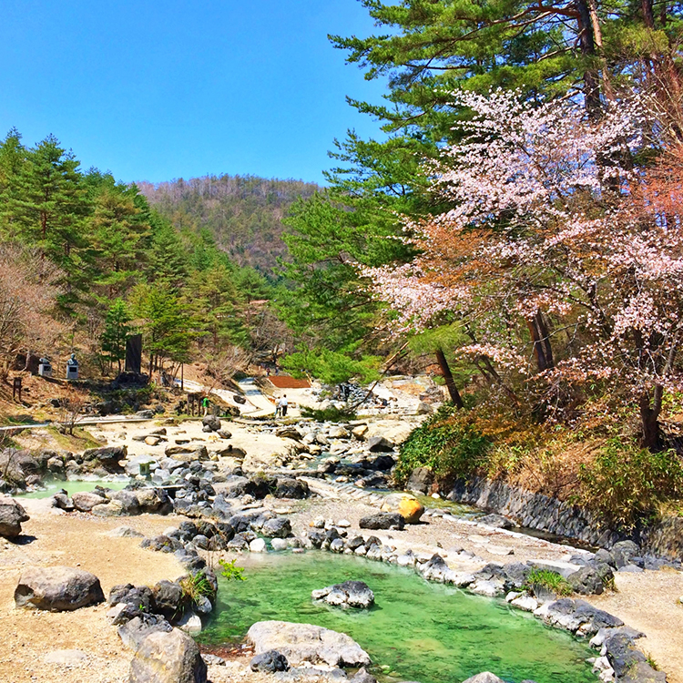 群馬の見どころ：湯けむりがたちこめる西の河原公園