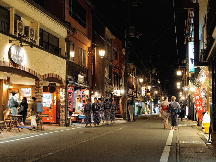夜の温泉街