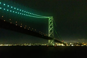 フェリーから見える夜の明石海峡大橋