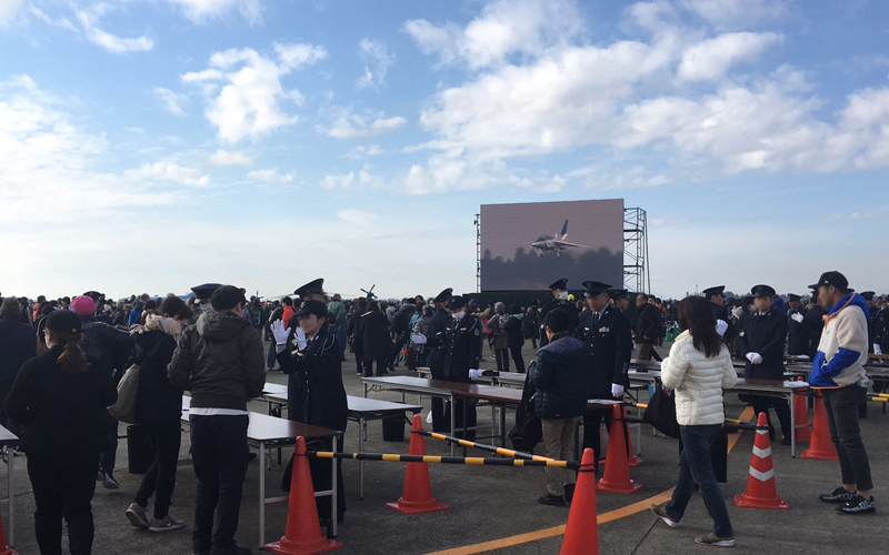 目を引く大型映像モニター