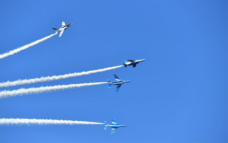 ブルーインパルスと青空