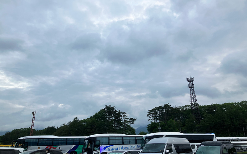 天気は薄曇り