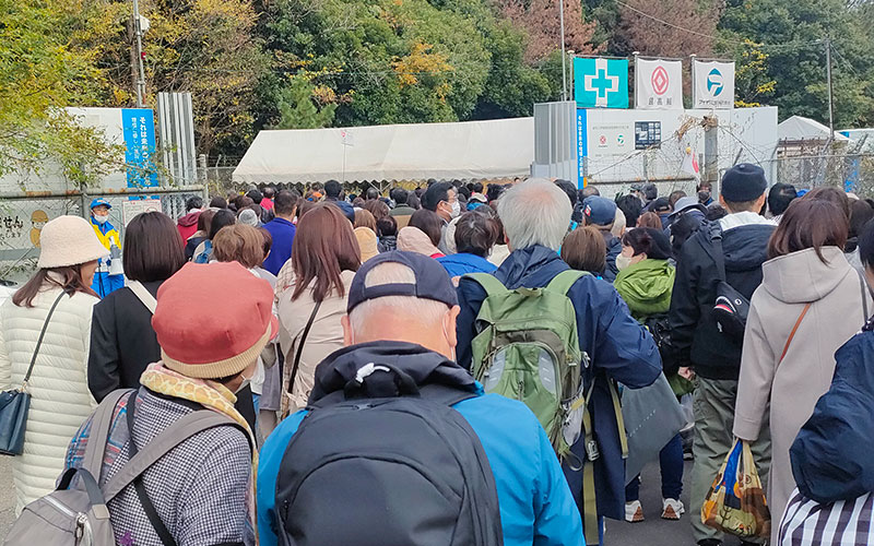 基地南門での大混雑